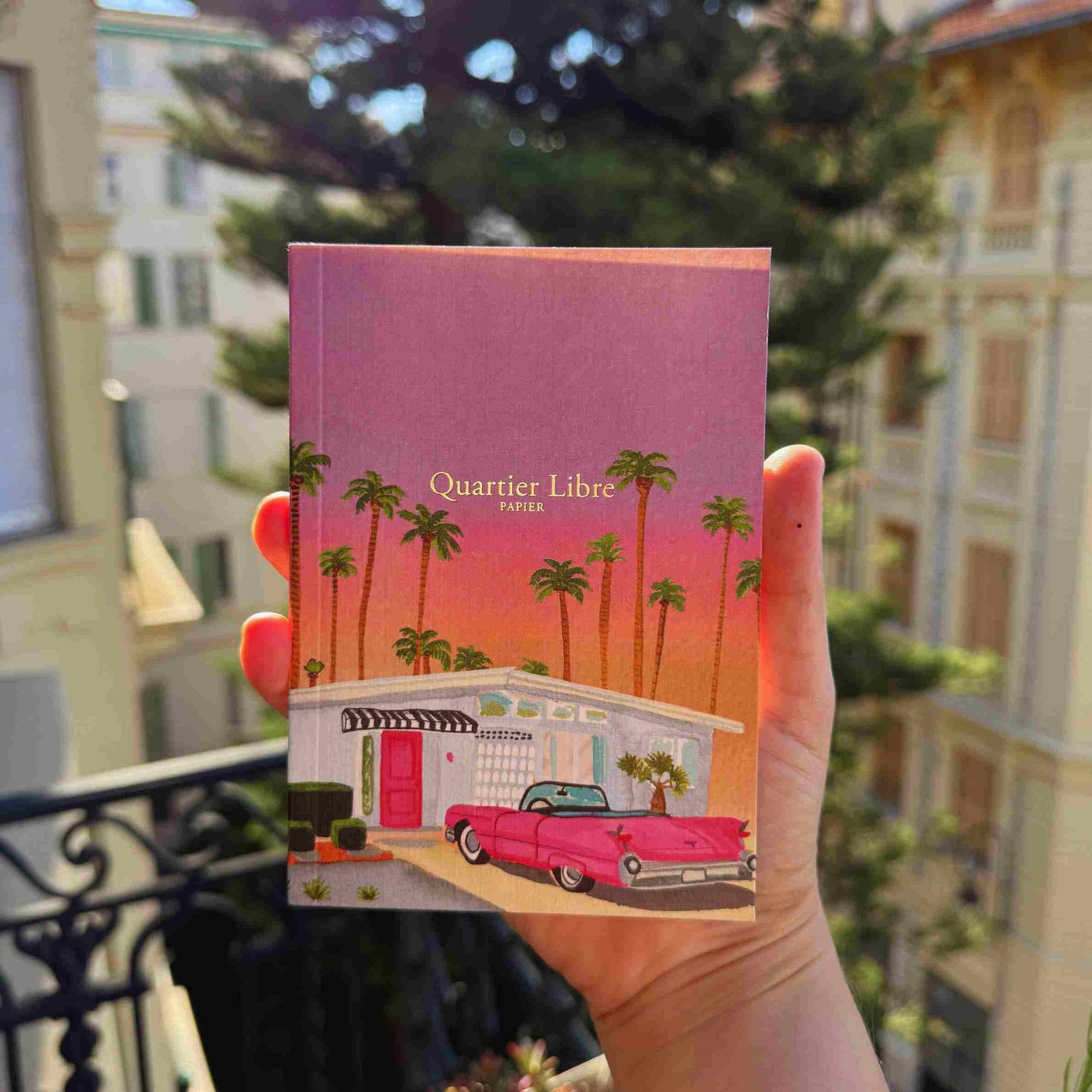 Carnet Palm Spring avec motif de palmiers sur la couverture