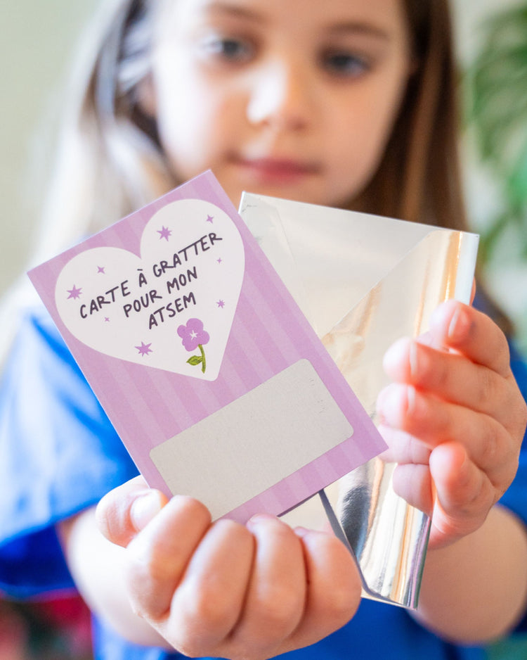 Carte à gratter avec design coloré et message de remerciement