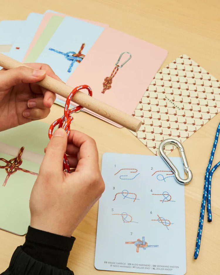 Coffret de casse-tête avec différents nœuds en gros plan