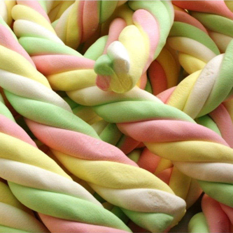 Trois chamallows torsadés de 14 cm sur fond blanc.