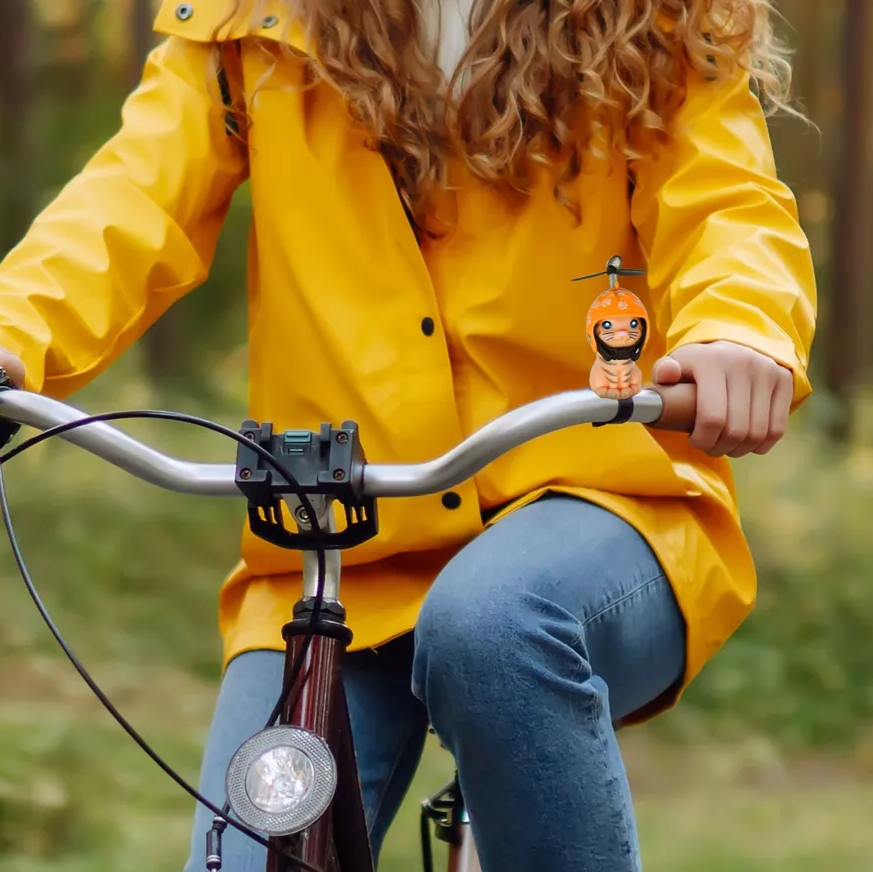 Chaton de vélo portant un casque, vu de côté.