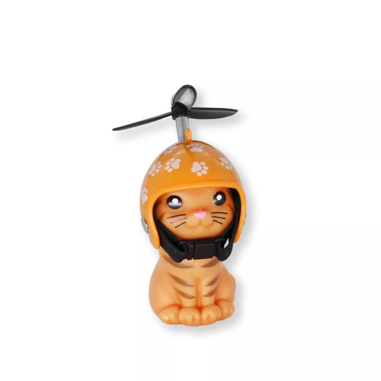 Chaton de vélo portant un casque, vu de côté.