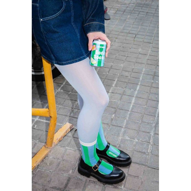 Chaussettes vert lime avec motif trompe l'œil de canette de soda.