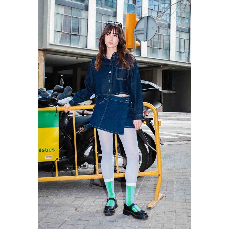 Chaussettes vert lime avec motif trompe l'œil de canette de soda.
