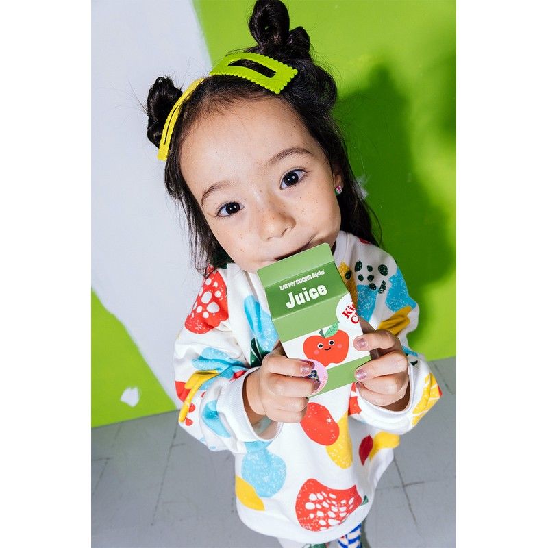 Chaussettes colorées en forme de briquette de jus de pomme.