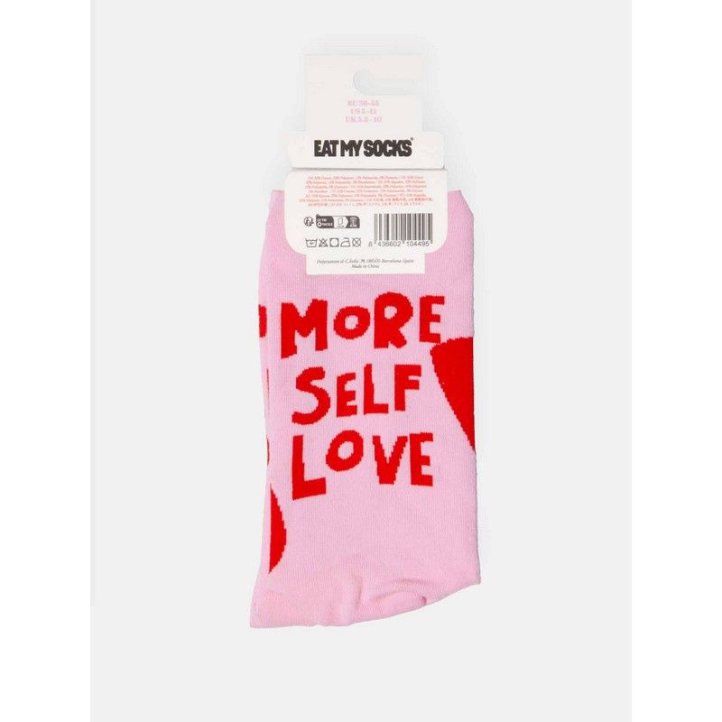 Chaussettes avec motif cœur sur fond blanc, style ludique.