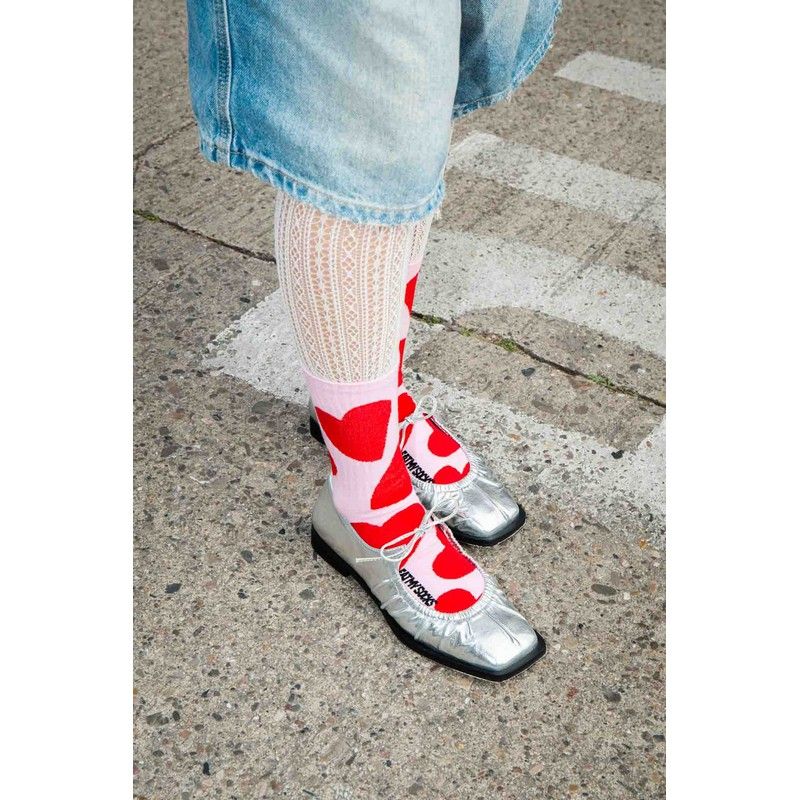 Chaussettes avec motif cœur sur fond clair, vue de dessus.