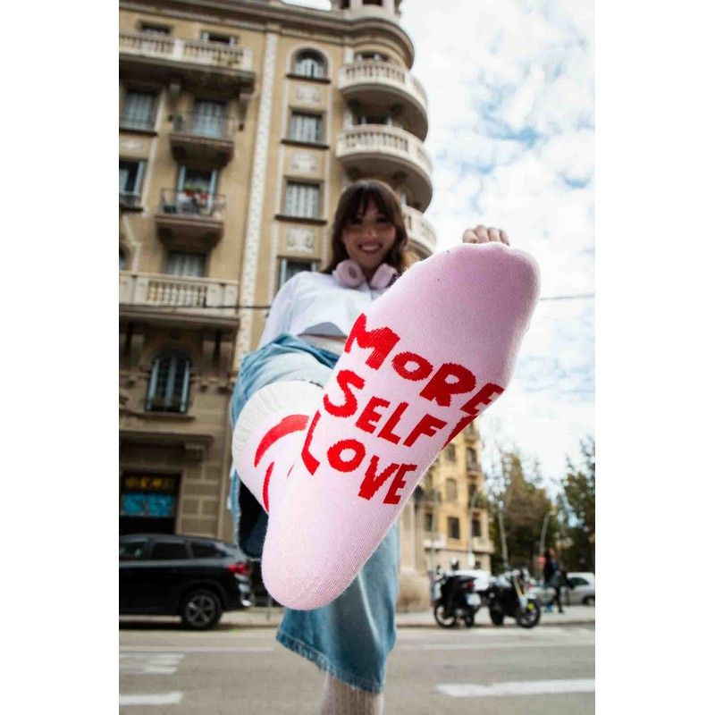 Chaussettes avec motif cœur sur fond clair, vue de dessus.
