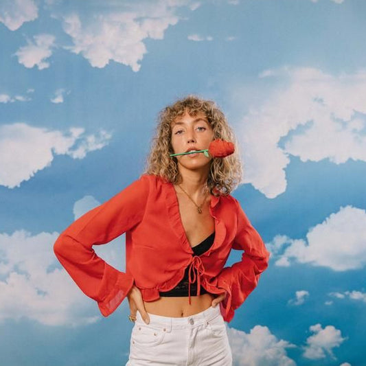 Chaussettes rose avec motif à rayures rouges sur le dessus.