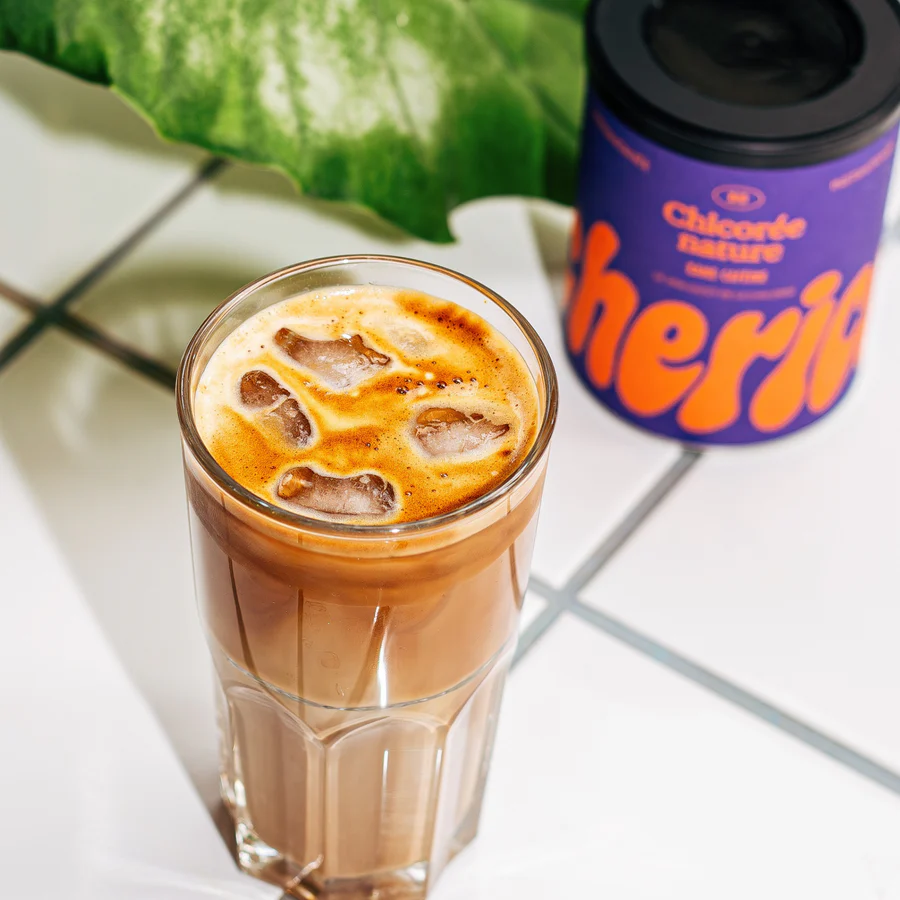 Sachet de chicorée bio avec étiquette colorée et texture mate.