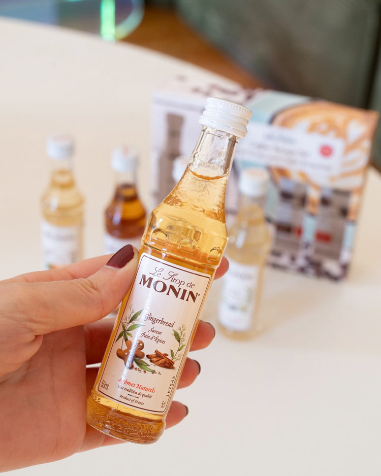 Coffret de 5 sirops avec étiquettes colorées et variées.