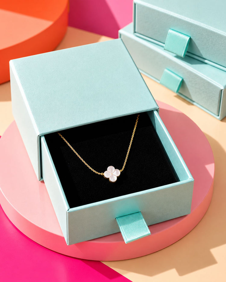 Collier délicat avec pendentif en nacre en forme de trèfle