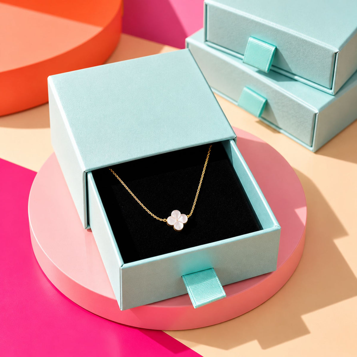 Collier délicat avec pendentif en nacre en forme de trèfle
