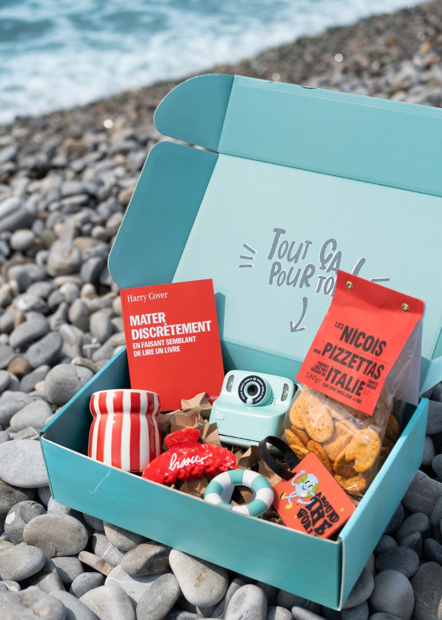 Collection de cadeaux pour l'été présentés dans une box cadeaux