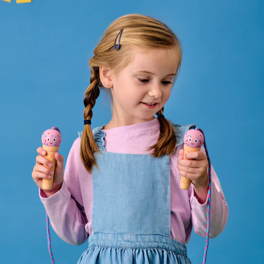 Corde à sauter avec poignées en forme de cornets de glace.