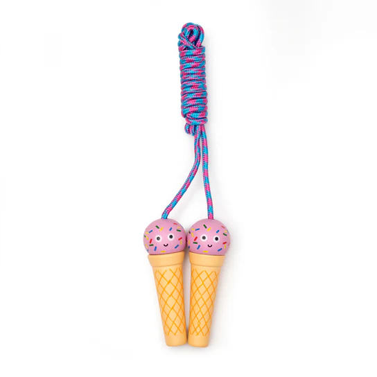 Corde à sauter avec poignées en forme de cornets de glace.