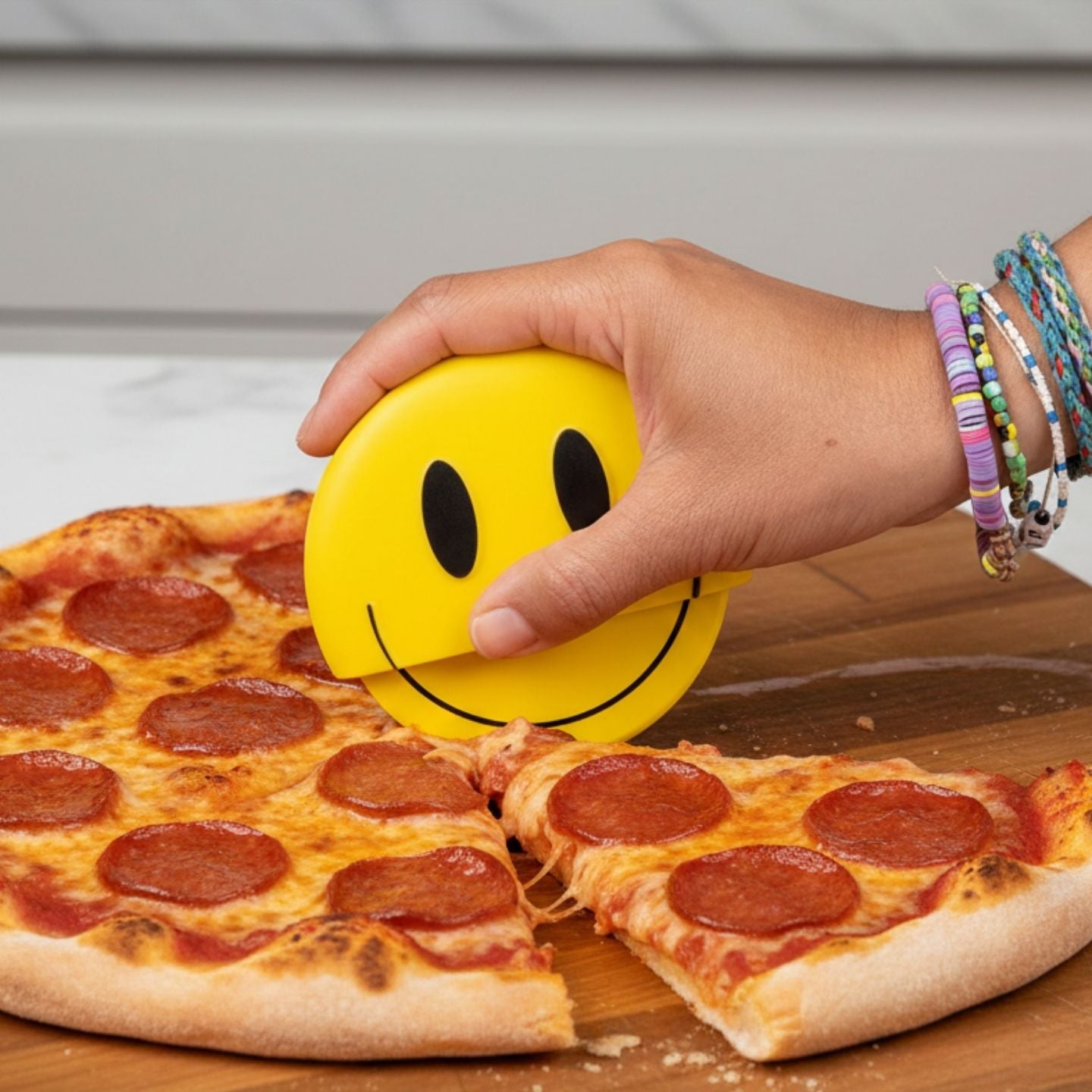 Coupe-pizza Smile avec un design amusant et une poignée ergonomique