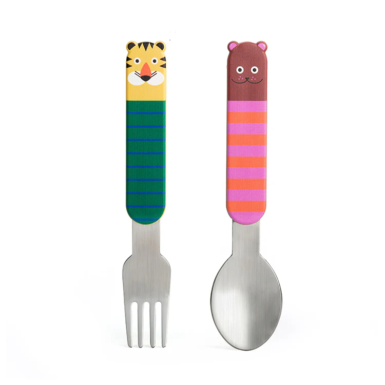 Set de couverts pour enfant avec motifs d'animaux colorés.