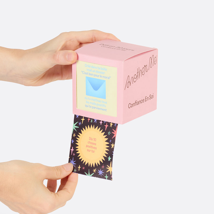 Cube avec tickets colorés pour défis de confiance en soi