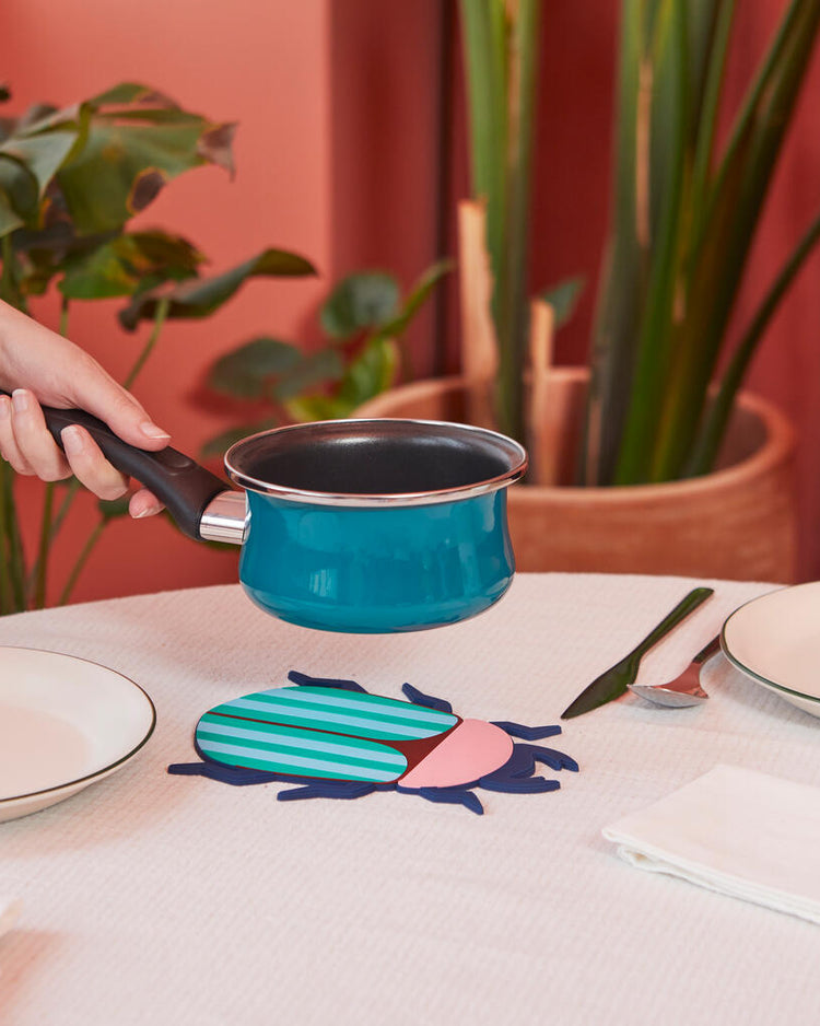 Dessous de plat en forme de scarabée avec motifs colorés