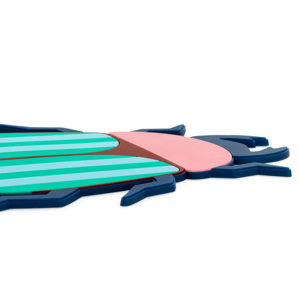 Dessous de plat en forme de scarabée avec motifs colorés.