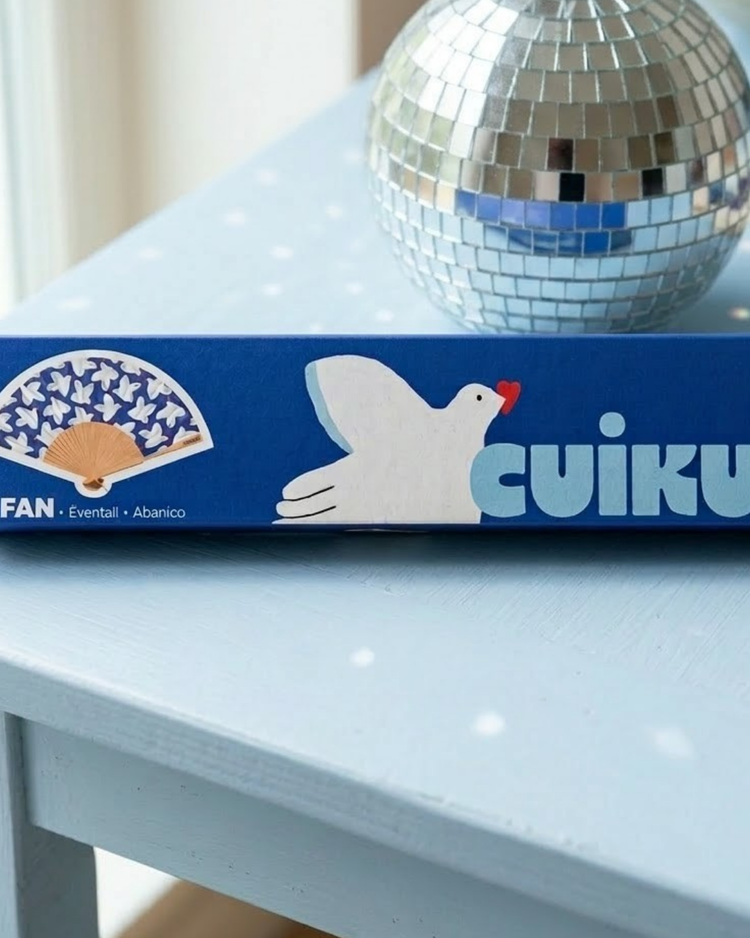 Éventail en bois de cerisier avec motif hirondelles détaillé