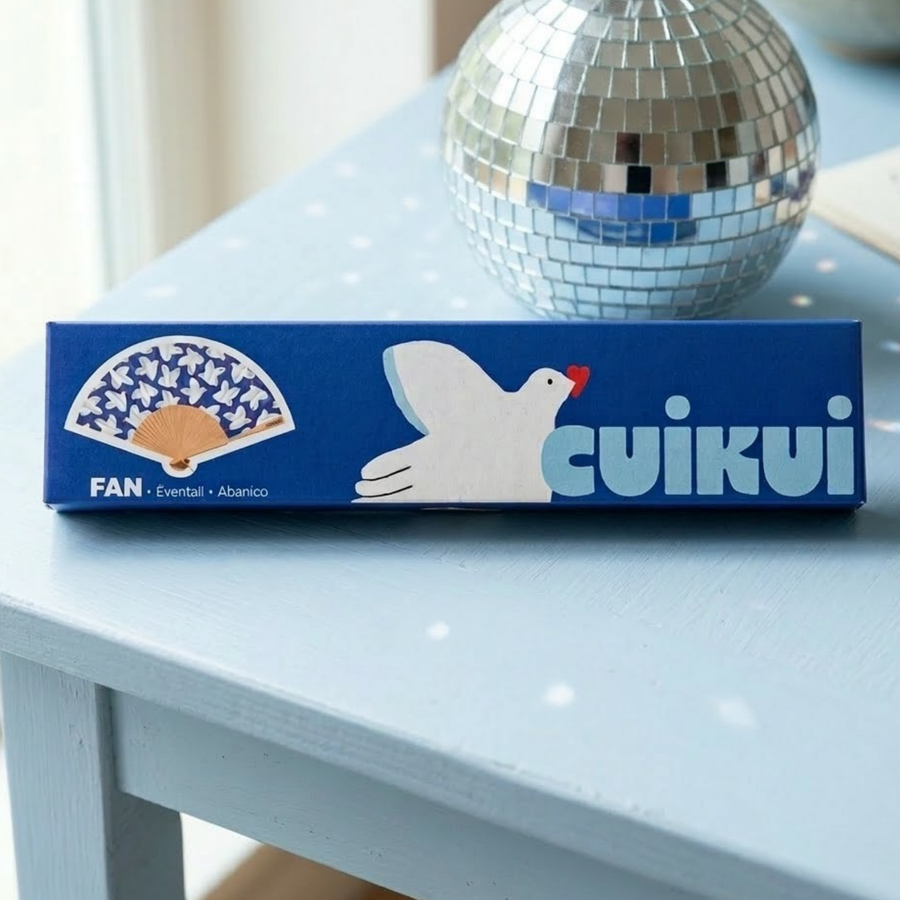 Éventail en bois de cerisier avec motif hirondelles détaillé