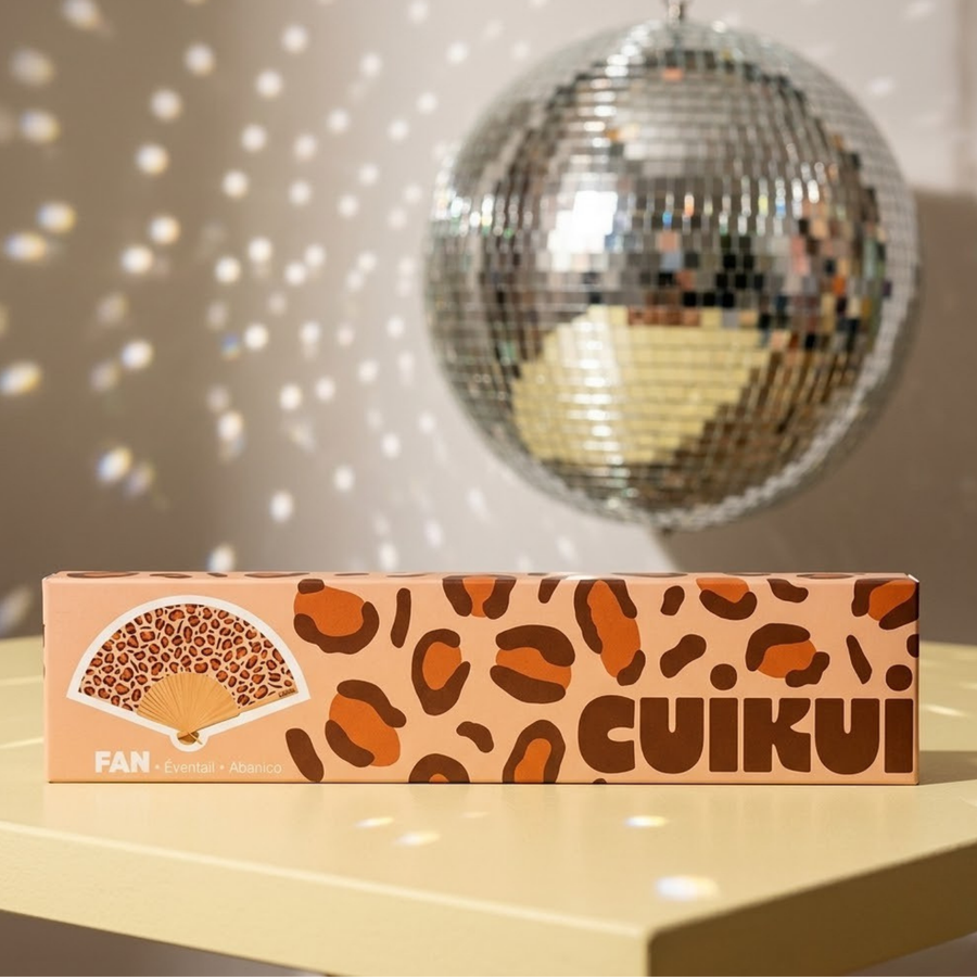 Éventail motif léopard avec bois clair, ouvert en détail