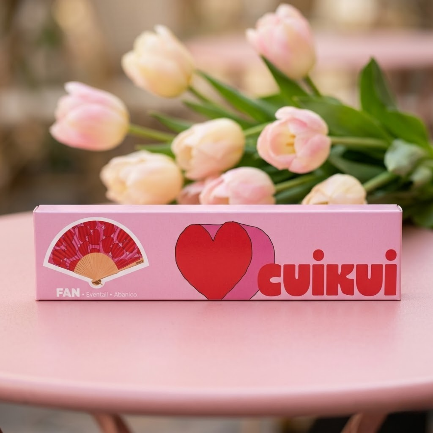 Éventail Cuikui avec motifs de cœurs roses sur fond clair