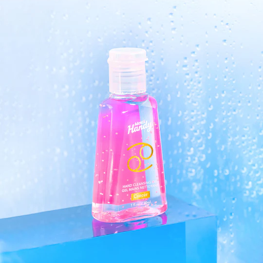 Gel pour les mains avec motif du signe Cancer en gros plan.