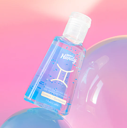 Gel pour les mains avec le signe des Gémeaux en gros plan.
