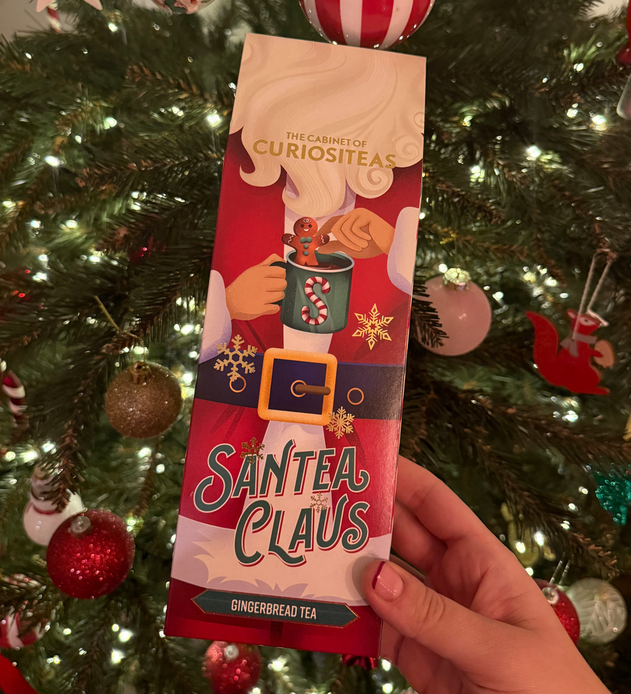 Thé de Noël SantaTEA avec infuseur sur fond clair