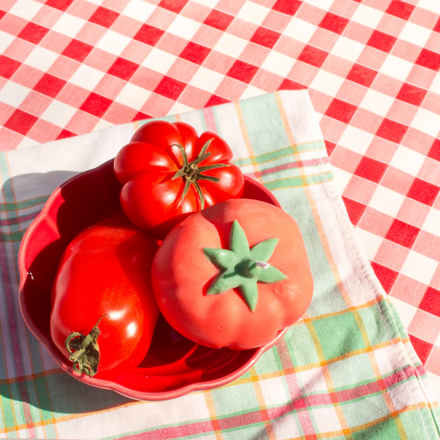 Bougie en forme de tomate avec détails réalistes et texture brillante.