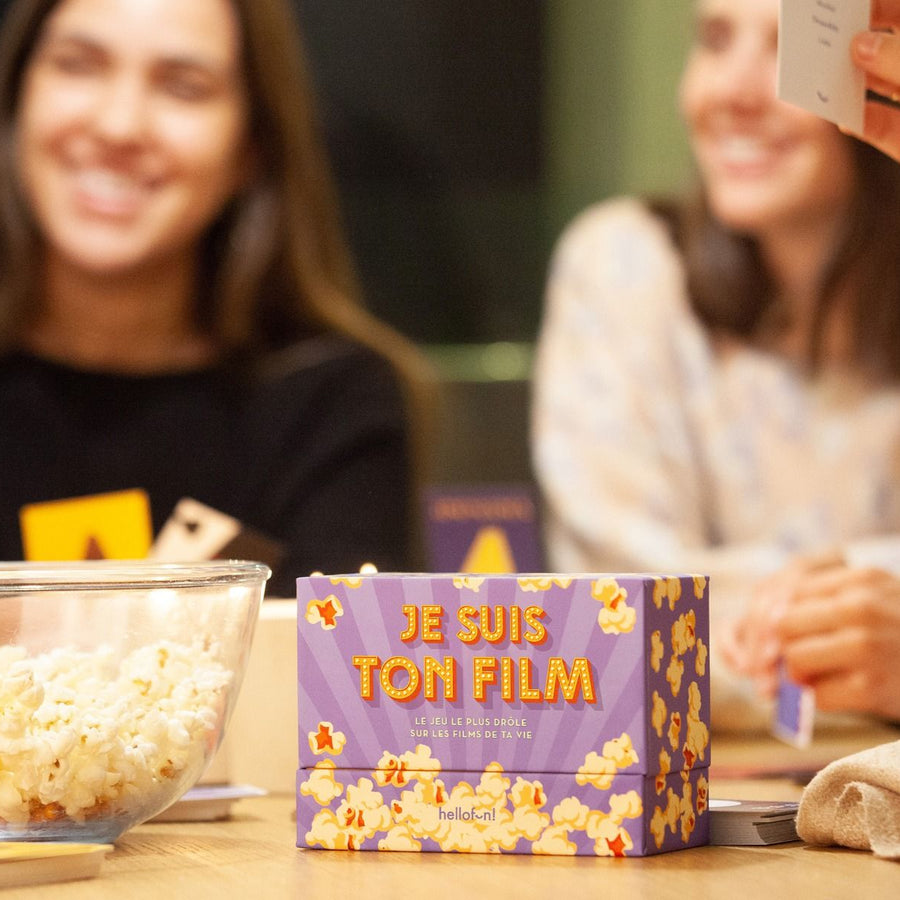 Boîte du jeu avec des illustrations colorées et des personnages