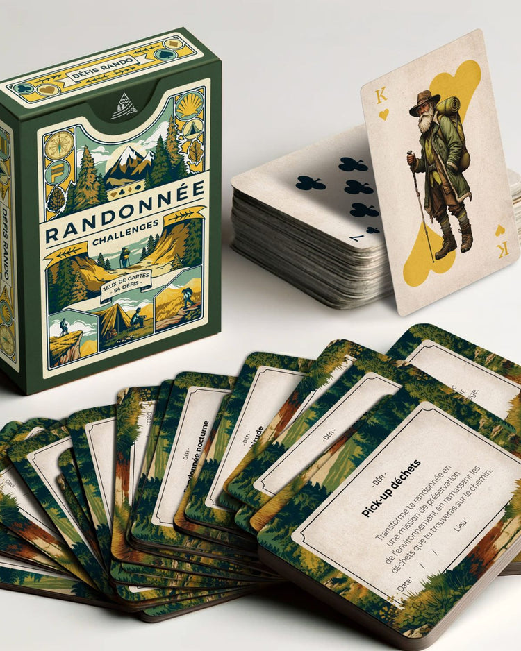 Jeu de cartes avec illustrations de défis en randonnée