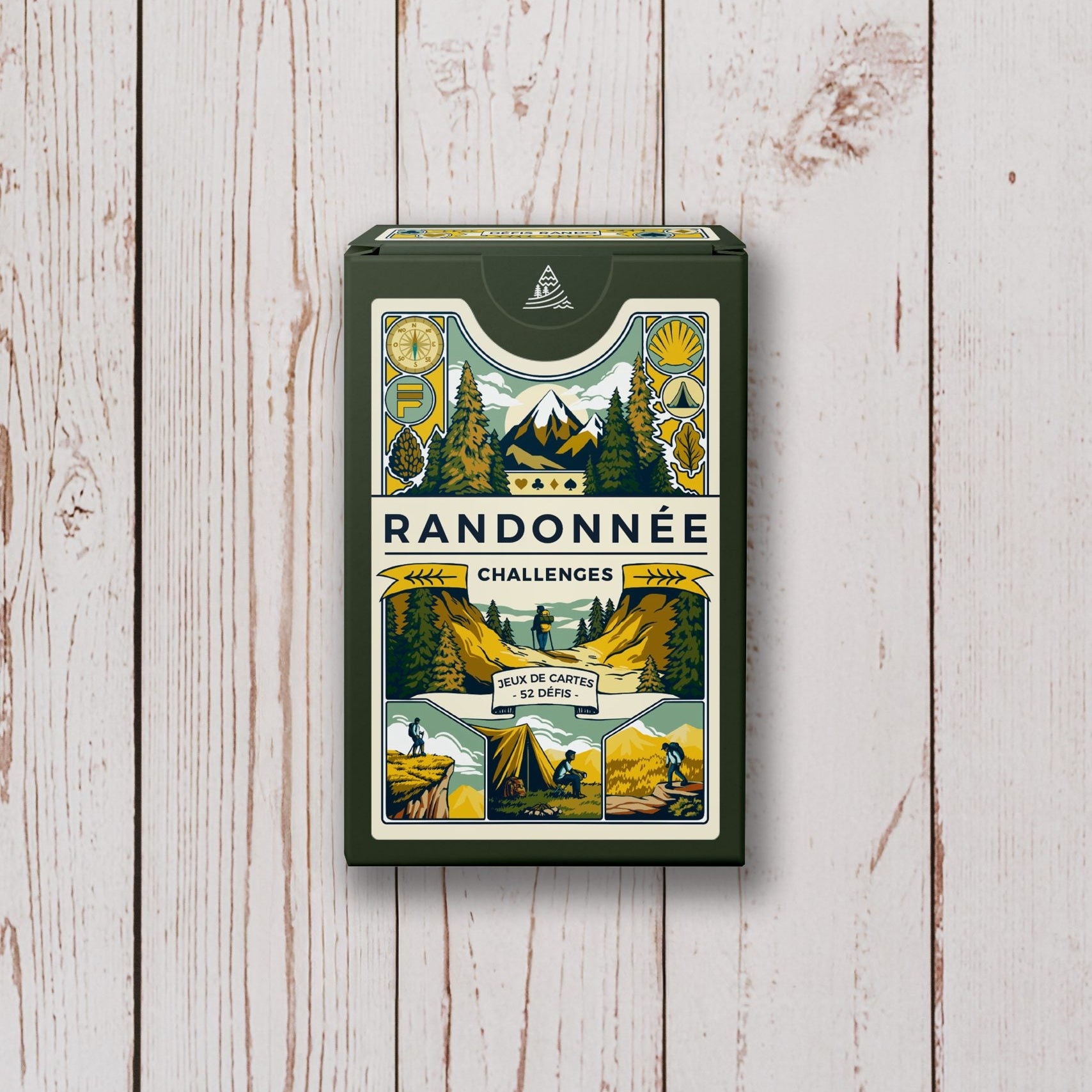 Jeu de cartes avec illustrations de défis en randonnée.