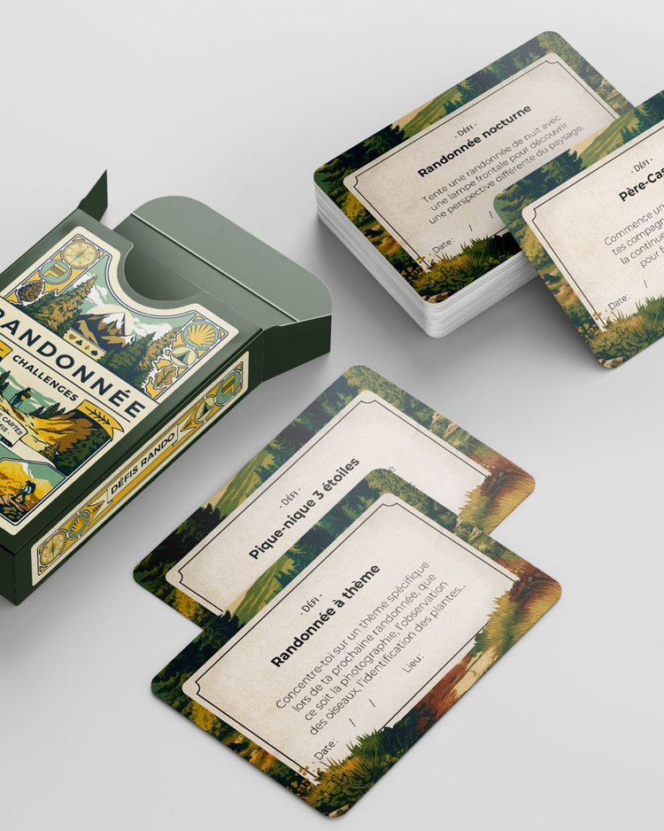 Jeu de cartes sur fond naturel, illustrant des défis de randonnée.