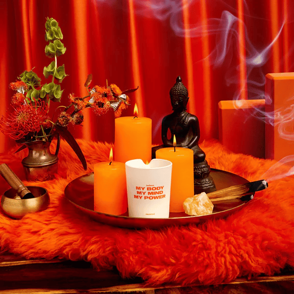 Bougie de massage parfumée 'LOVE' avec texture lisse et élégante.