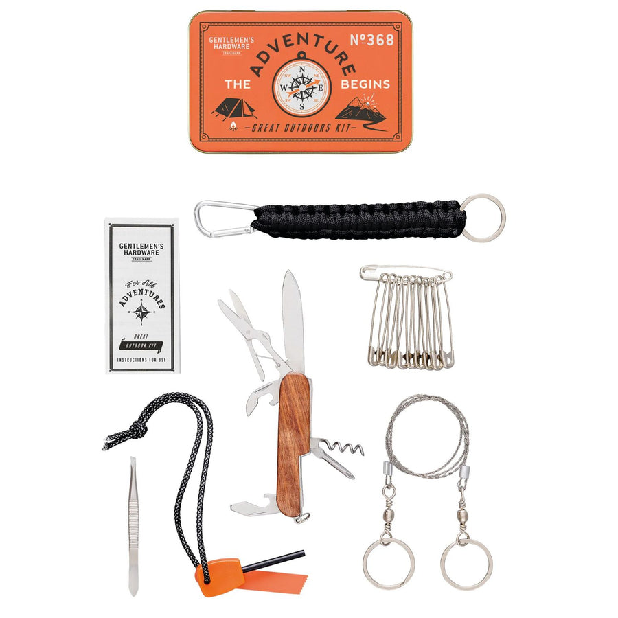 Kit de survie avec accessoires variés sur fond naturel