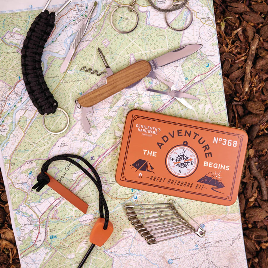 Kit de survie avec outils variés sur fond naturel
