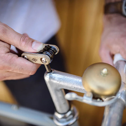 Outil multifonction pour vélo dans une boîte rétro élégante.
