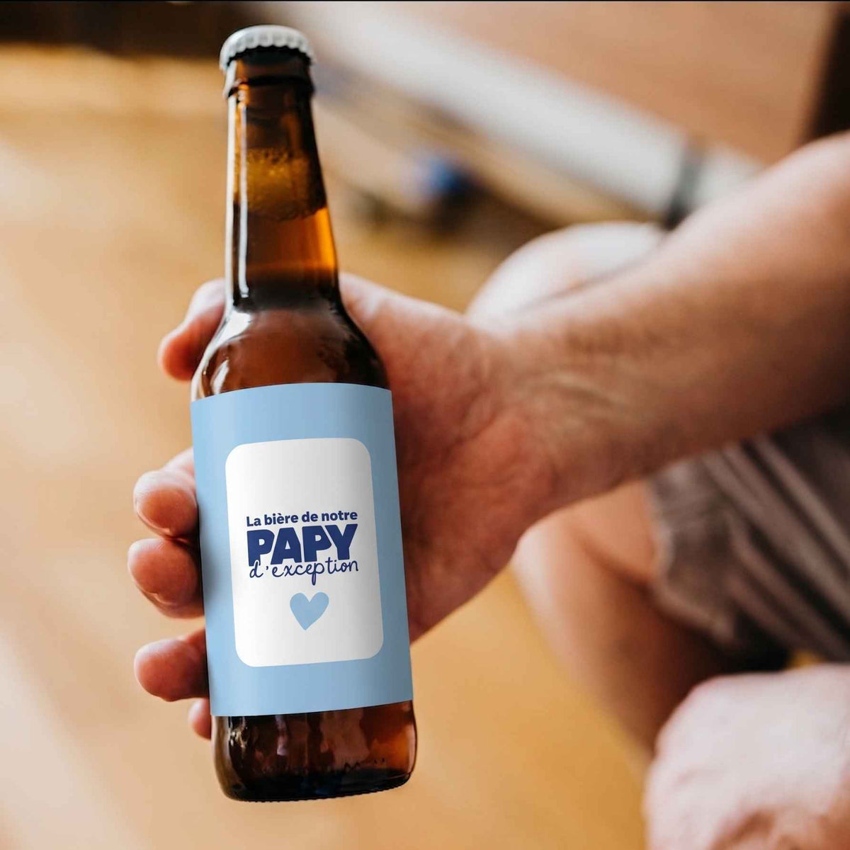 Bière artisanale avec étiquette vintage et mousse généreuse