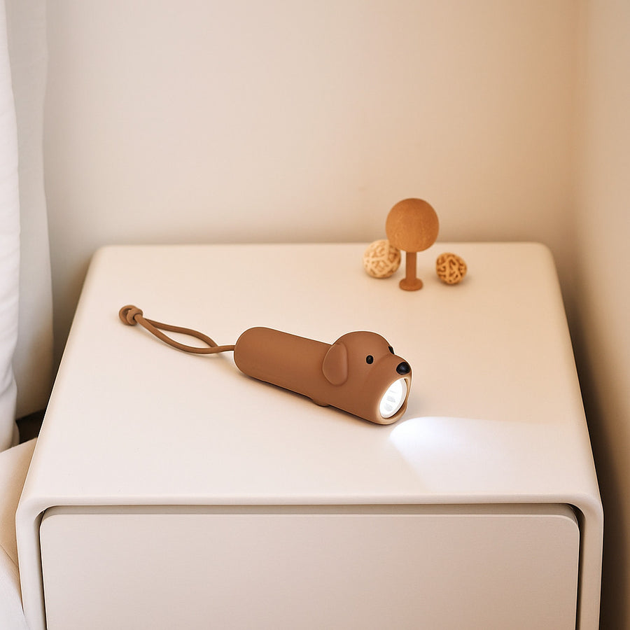 Lampe torche en forme de chien vue de côté avec détails réalistes.