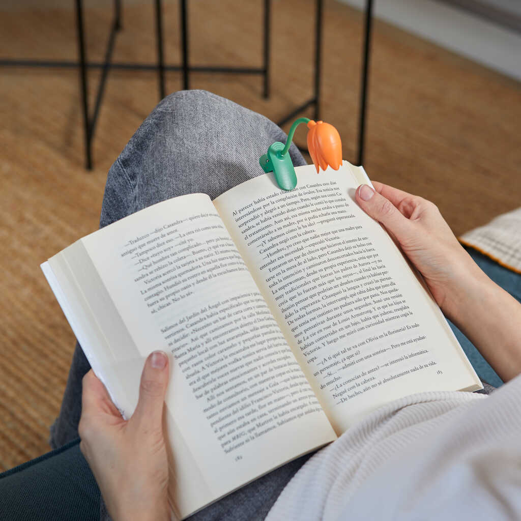 Liseuse tulipe orange avec un design élégant et compact.