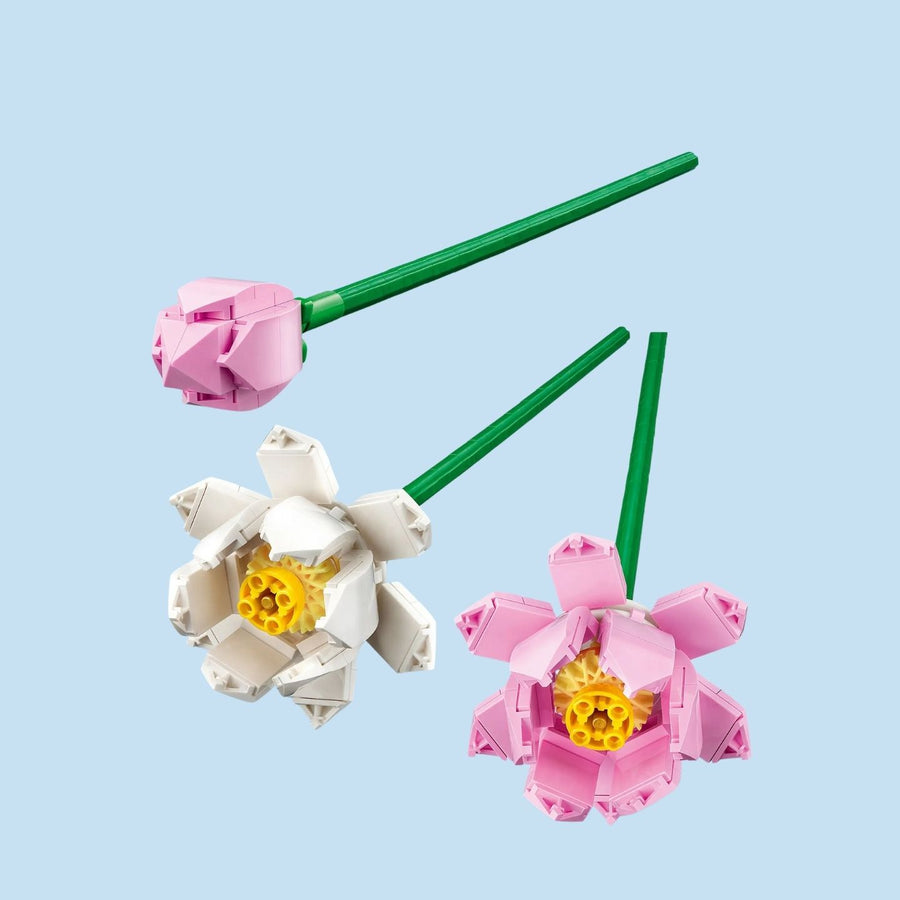 Fleur de lotus LEGO en détail, vue de face avec pétales colorés