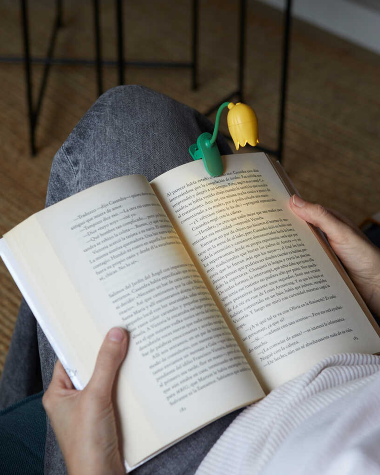 Liseuse tulipe jaune avec clip, éclairage doux sur pages