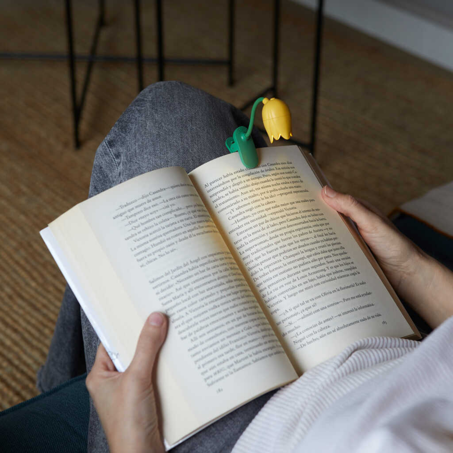 Liseuse tulipe jaune avec clip, éclairage doux sur pages