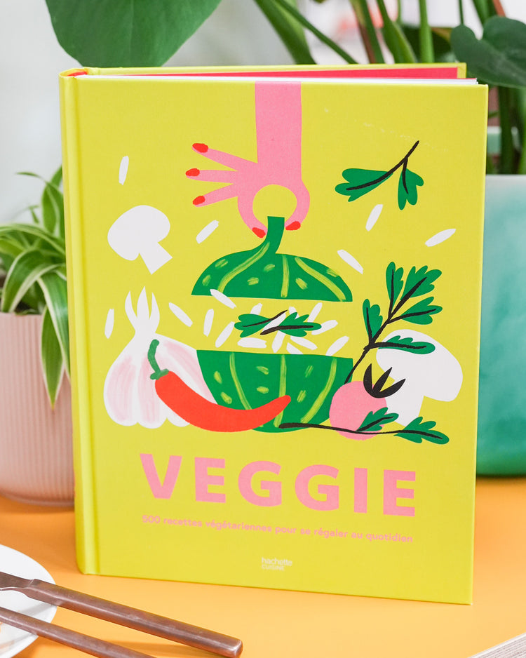Livre de recettes végétariennes avec une couverture colorée.
