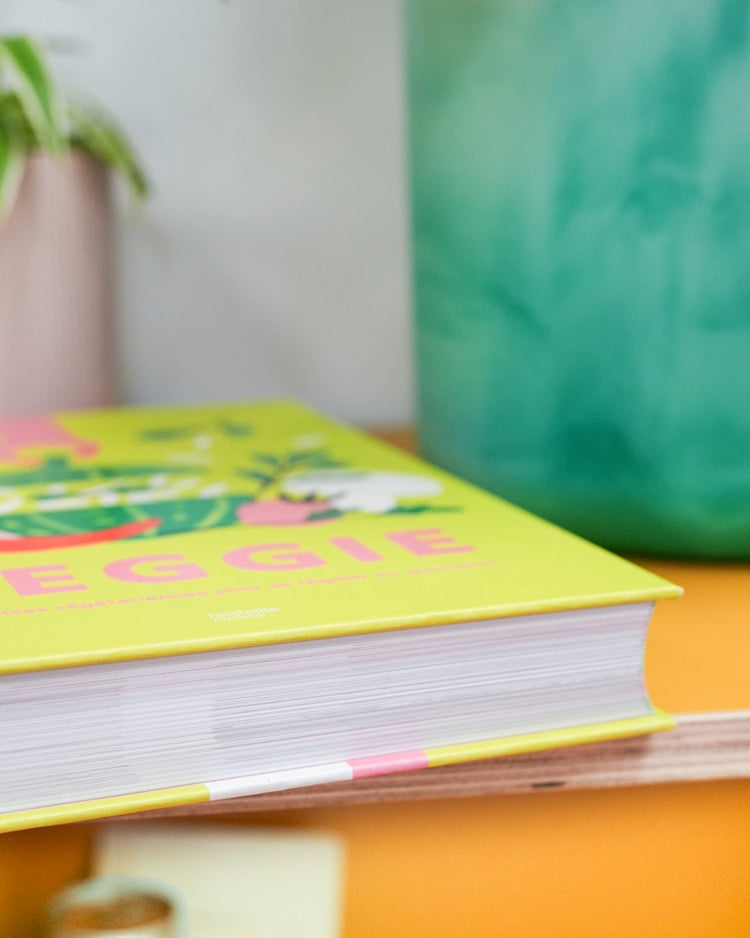 Livre de recettes végétariennes avec une couverture colorée.