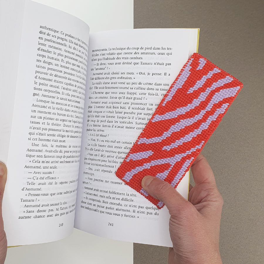 Marque-page zébré avec motif brodé en gros plan